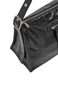 Czarna skórzana torebka charakteryzująca się zamkiem błyskawicznym, prostokątnym kształtem i długim paskiem z metalowymi akcentami. Gładka struktura z lekko błyszczącym wykończeniem.