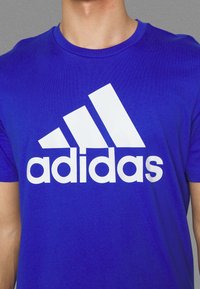 adidas Sportswear Apdrukāts T-krekls - semi lucid blue