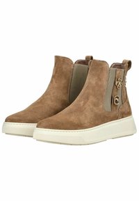 Tanssuede enkellaarsjes met elastische zijkanten, witte rubberen zool en decoratieve hardware-accenten aan de zijkanten. Gladde textuur.