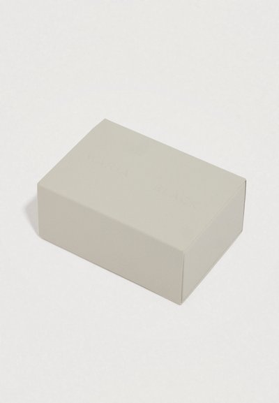 Világosszürke téglalap alakú doboz sima felülettel és dombornyomott "MARIA BLACK" márkajelzéssel. Minimalista kialakítás, látható hardver nélkül.