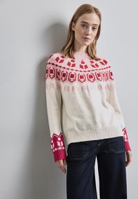 Pullover in einem hellen Cremefarbton mit rosa und roten geometrischen Mustern am Halsauschnitt und an den Ärmeln; gerippte Bündchen und Saum.