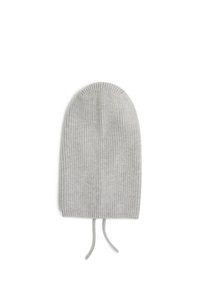 Beanie grigio a maglia con una texture a coste, forma allungata e due legacci appesi sul fondo per una vestibilità sicura. Materiale morbido e leggero.