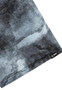 Zwart en grijs abstract gedrukt stof met verschillende texturen. Bevat een zichtbaar logo-label met de tekst "SLOPE" in de hoek.