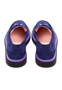 Chaussures en daim violet à enfiler avec une semelle texturée noire, intérieur rose et accents violet clair sur les bords.