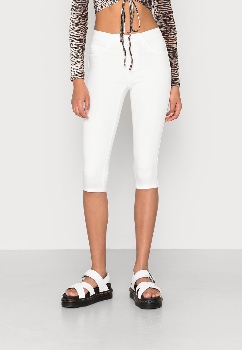 ONLY ONLRAIN REG SK KNICKERS - Lühikesed teksad - white