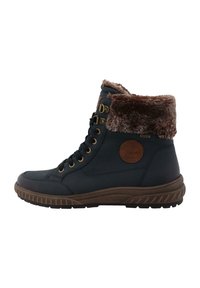 Bottes montantes en synthétique noir avec un col en fausse fourrure marron, des œillets en laiton et une semelle en caoutchouc marron texturée. Présente un patch logo sur le côté.