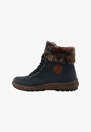 Zwarte synthetische hoge laarzen met een bruine nepbont kraag, messing veterogen en een gestructureerde bruine rubberen zool. Voorzien van logo patch op de zijkant.