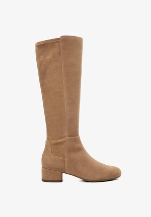 Beige kniehoge laarzen van suède met een gladde textuur, een ronde neus en een lage blokhak voor stabiliteit. Schone stiksels aan de zijkant.