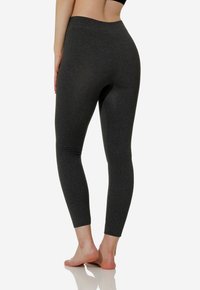Leggings grigi in un design aderente, realizzati in tessuto elasticizzato, presentano una vita alta e una texture liscia, che terminano alla caviglia.