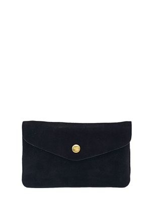 Pochette rectangulaire en daim noir avec rabat en forme d'enveloppe, fermé par un seul bouton rond en or au centre.