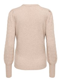 Beige strikkegenser med lange puffede ermer med hulmønstre og ribbestrikkede mansjetter og kant, vist bakfra.