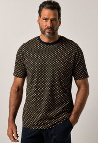 Koszulka z krótkim rękawem w kolorze granatowym z geometrycznym wzorem w kolorze złotym i kremowym. Posiada okrągły dekolt i gładką, teksturowaną tkaninę.