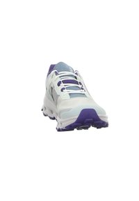 Chaussure de course rembourrée avec une tige en mesh blanc et bleu clair, des accents violets, des lacets ronds, une semelle épaisse avec un motif de grip texturé.