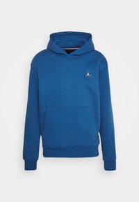 Modrá mikina s kapucí, přední kapsou a malým logem Jumpman na levé straně hrudi, vystavená na bílém pozadí.