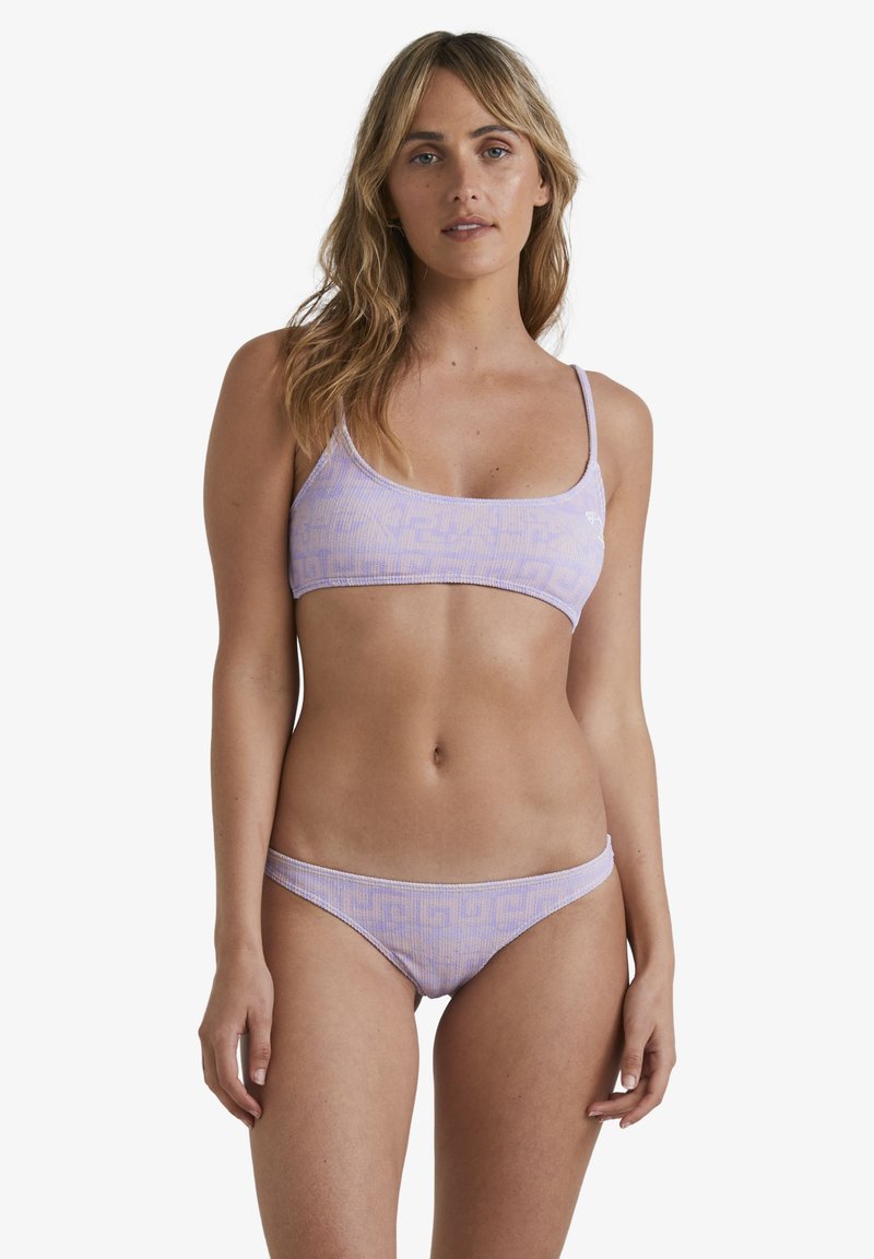 Svetle levandulový bikini set vyrobený z texturované tkaniny, s jednoduchým braletovým vrškem a odpovídajícími nízkými kalhotkami s jemným geometrickým vzorem.