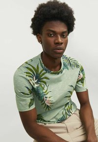 Jack & Jones PREMIUM ALL OVER RUNDHALS - T-shirt med print - green