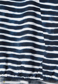 Tessuto a righe blu navy e bianche con ampie linee orizzontali irregolari. Texture liscia con bordo inferiore arricciato.