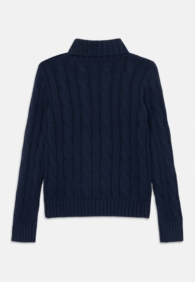 Ναυτικό μπλε πλεκτό πουλόβερ με ψηλό γιακά, διαθέτοντας υφασμάτινο μοτίβο καλωδίου και ριμπ μανίκια και στρίψιμο.