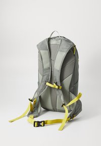 Šedý batoh s prodyšnými panely, vybavený žlutými postranními pásky a sponami. Nastavitelné polstrované ramenní popruhy navržené pro pohodlí.