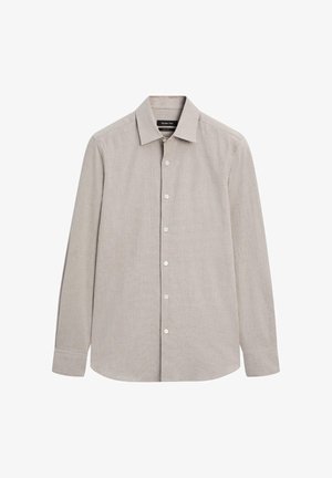 Chemise beige à manches longues avec col pointu et poignets à un seul bouton, conçue pour une coupe ajustée et des occasions formelles.
