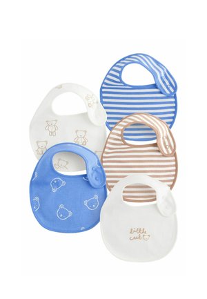 Fünf Baby-Lätzchen in Blau, Braun und Weiß mit Bärenmustern, Streifen und dem Schriftzug "kleiner Bär", jeweils mit Druckknöpfen an den Nackenriemen.