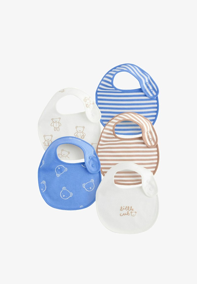 Cinq bavoirs pour bébé en bleu, marron et blanc avec des motifs d'ours, des rayures et le texte « petit ourson », chacun avec des fermetures à pression sur les sangles du cou.