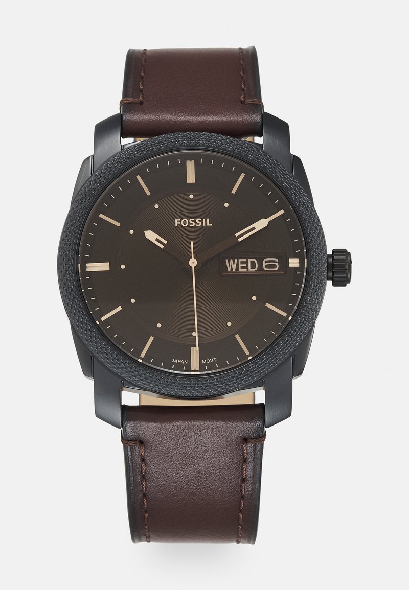 Fossil-Uhr mit schwarzem Zifferblatt, Datumsanzeige und braunem Lederarmband. Verfügt über eine strukturierte Lünette und goldene Akzente bei den Stundenmarkierungen und Zeigern.