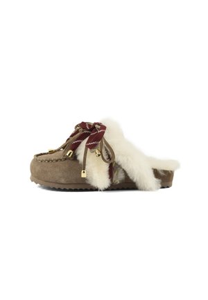 Chaussure à enfiler en daim marron avec doublure en fourrure blanche, lacets rayés rouges et blancs, extrémités dorées, vue de côté sur fond blanc.