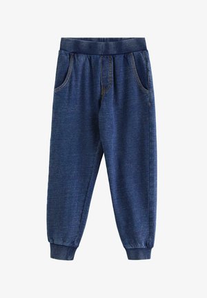 Blauwe joggerbroek in denimstijl met elastische tailleband en boorden, voorzien van voorzakken en contrasterende stiksels.