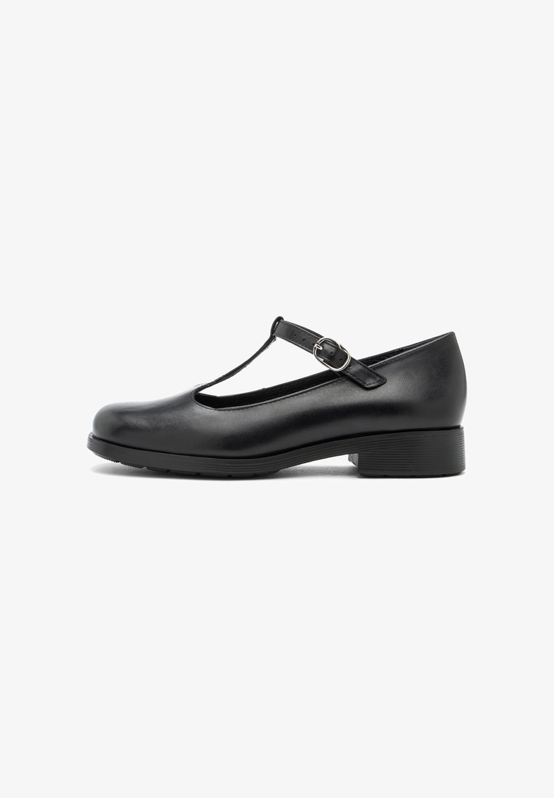 Schwarze Leder-T-Riemchen-Schuhe mit runder Kappe, mittelhohem Blockabsatz und einem geschnallten Knöchelriemen. Glatte Textur mit minimaler Detailierung.
