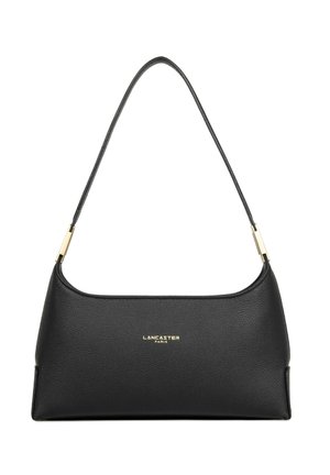 Sac à main en cuir noir Lancaster Paris avec une bandoulière unique et des accents de quincaillerie dorée sur fond blanc.