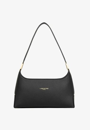 Sac à main en cuir noir Lancaster Paris avec une bandoulière unique et des accents de quincaillerie dorée sur fond blanc.