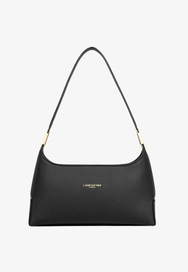 Sac à main en cuir noir Lancaster Paris avec une bandoulière unique et des accents de quincaillerie dorée sur fond blanc.