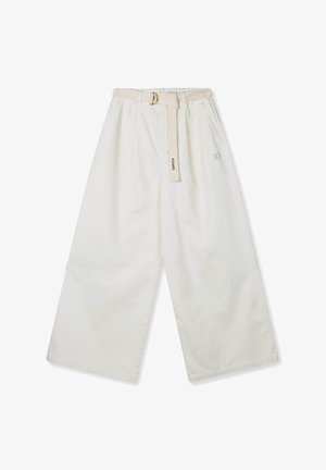 Pantaloni bianchi a gamba larga in cotone, con cintura alta con cintura, tasche laterali e un logo discreto sul davanti.