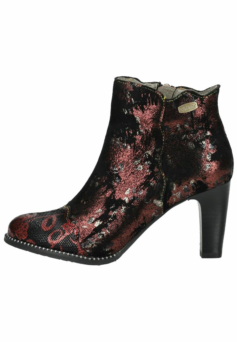 Botín negro con patrón floral metálico rojo y plateado, tacón cuadrado, cierre con cremallera y tejido texturizado. Costura decorativa a lo largo de la suela.