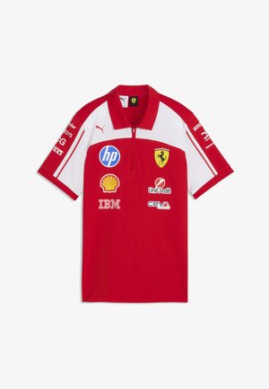 Rotes und weißes Ferrari-Poloshirt mit Puma-Logo und Sponsorlogos darunter HP, Shell, IBM, UniCredit und Ceva Logistics.