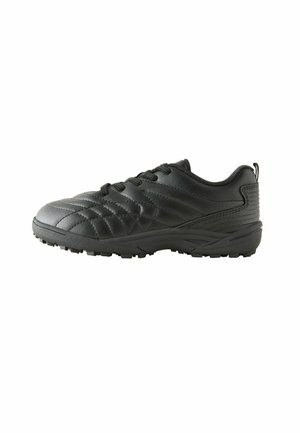 Chaussure de sport noire en cuir synthétique, avec un design matelassé, un bout rond, des lacets et une semelle texturée pour l'adhérence.