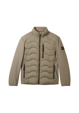 Kaki jas met een gewatteerde voorkant, gladde mouwen, hoge kraag en twee ritszakken, met contrasterende rode accenten op de ritsen.