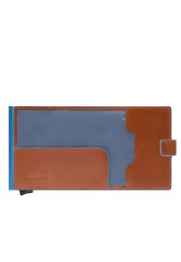 Bruine leren portemonnee met een blauwe binnenkant, voorzien van een klep met sluiting, meerdere kaartsleuven en een textuur aan het oppervlak. Opvallend geperst merklogo.