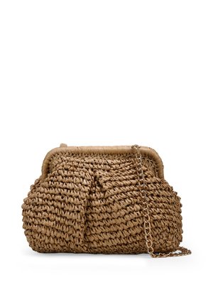Bolso de mano tejido en paja de color beige natural, con una parte superior estructurada, detalle anudado y una correa de cadena dorada desmontable.