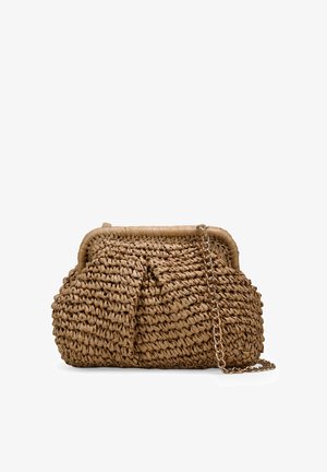 Bolso de mano tejido en paja de color beige natural, con una parte superior estructurada, detalle anudado y una correa de cadena dorada desmontable.