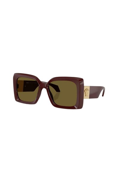 Gafas de sol cuadradas con un marco de plástico burdeos oscuro y lentes verdes oliva. Presentan un acento dorado en las patillas con detalles de logo en relieve.