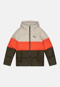 Kurtka puchowa z kapturem, w kolorze jasnoszarym, pomarańczowym i ciemnozielonym, z blokowym wzorem. Zamek błyskawiczny z przodu oraz logo Pumy na klatce piersiowej.