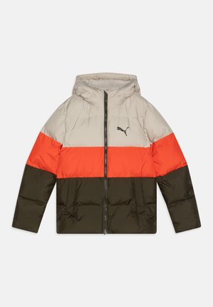 Kurtka puchowa z kapturem, w kolorze jasnoszarym, pomarańczowym i ciemnozielonym, z blokowym wzorem. Zamek błyskawiczny z przodu oraz logo Pumy na klatce piersiowej.