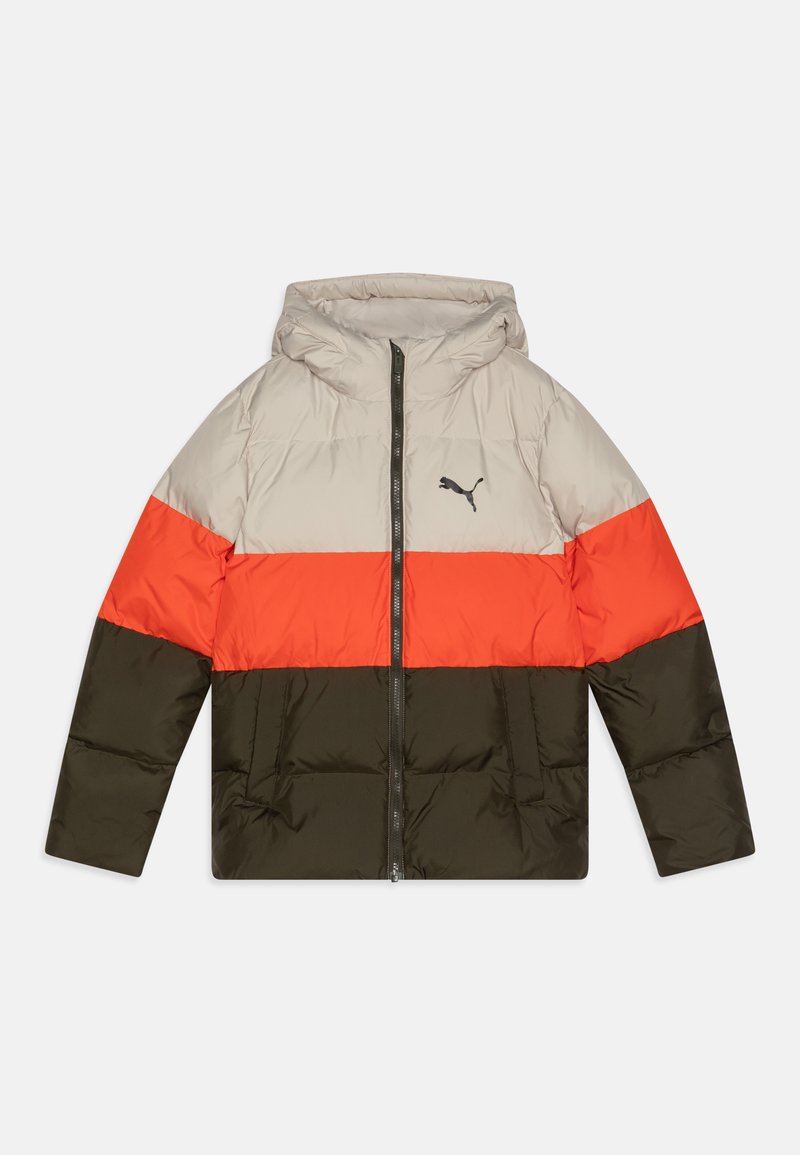 Kurtka puchowa z kapturem, w kolorze jasnoszarym, pomarańczowym i ciemnozielonym, z blokowym wzorem. Zamek błyskawiczny z przodu oraz logo Pumy na klatce piersiowej.