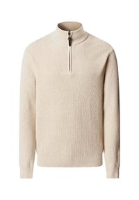 Crème-kleurige pullover trui met een kwart-rits kraag, gestructureerde ribstof en contrasterende stiksels op de schouders.