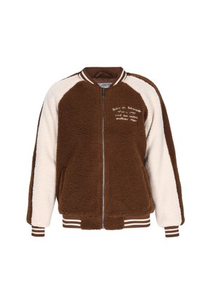 Chaqueta de forro polar marrón y crema con cierre de cremallera, puños y dobladillo acanalados. Presenta texto decorativo en la parte frontal y mangas en contraste.