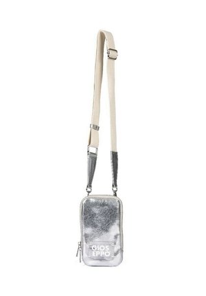 Bolso bandolera metálico plateado con una textura suave, que presenta un logo blanco, un cierre con cremallera y una correa ajustable en color crema.