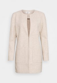 Cappotto in misto lana beige con scollatura rotonda, apertura frontale e due tasche anteriori. Presenta maniche lunghe e una forma strutturata e sagomata.