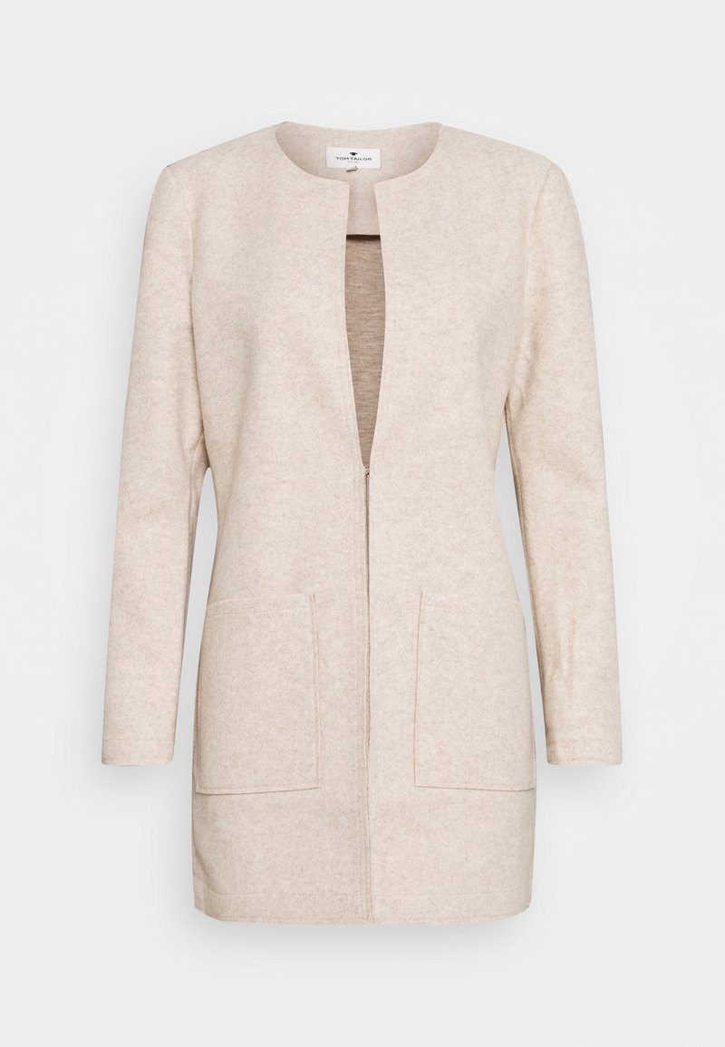 Cappotto in misto lana beige con scollatura rotonda, apertura frontale e due tasche anteriori. Presenta maniche lunghe e una forma strutturata e sagomata.